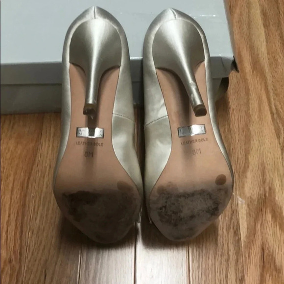 Badgley Mischka Ivory Gold Satin Closed Toe Pumps High Heels Bridal Wedding 8 - Picture 5 of 5